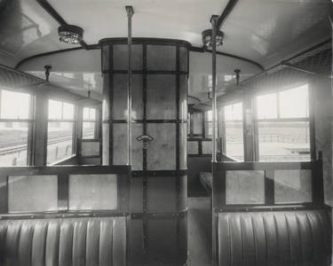 165800 Interieur van een motorrijtuig uit de serie omC 911-916 van de N.S. op het terrein van Allan te Rotterdam.